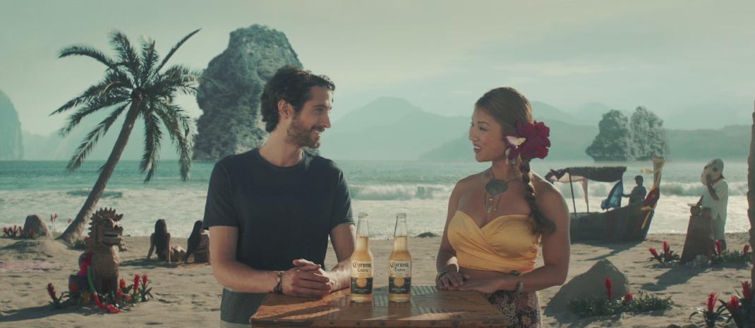 Corona se Desfronteriza con su Nueva Campaña. Top Management